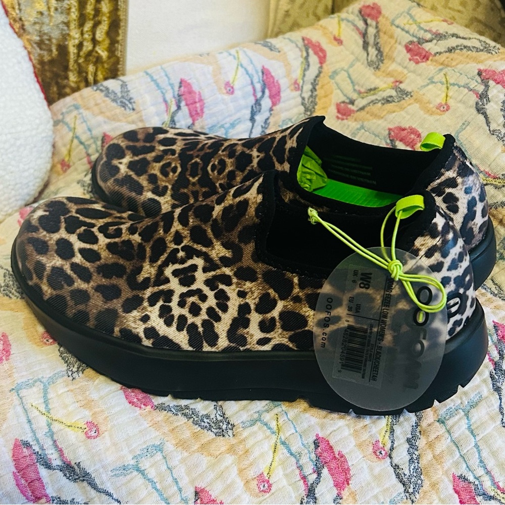 NWT OOFOS OOMG EEZEE Leopard Print
Slip On Shoes Size 8